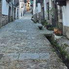 REGADERAS EN CALLE TIPICA de Candelario