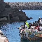 Migrantes hacinados entran en aguas españolas en una embarcación, este año. (Archivo)