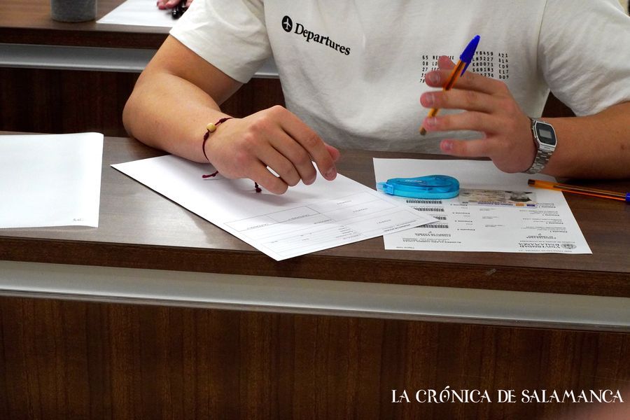 Un alumno se examina de la PAU en la Usal. (Foto: Vicente Pérez / Archivo)