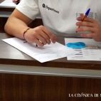 Un alumno se examina de la PAU en la Usal. (Foto: Vicente Pérez / Archivo)