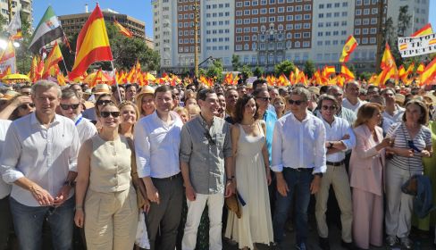 ICAL . El presidente del PPCyL encabeza la representación de Castilla y León en la concentración del Partido Popular contra el Gobierno de Pedro Sánchez.