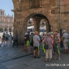 Lo turistas buscaban la sombra este sábado en Salamanca. Pablo de la Peña. (ArchivoI