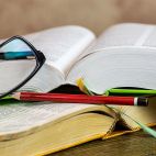 Un libro, unas gafas y un lapicero. Imagen de Myriams-Fotos en Pixabay