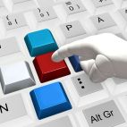 Un teclado de ordenador y una mano robótica. Imagen de Gerd Altmann en Pixabay