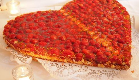Una tarta en forma de corazón. Imagen de Hans en Pixabay
