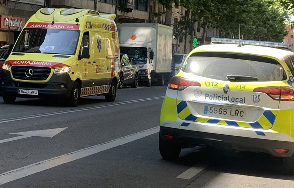 Una ambulancia y un coche de la Policía Local. (Archivo). Una ambulancia y un coche de la Policía Local. (Archivo).