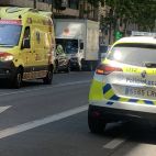 Una ambulancia y un coche de la Policía Local. (Archivo).
