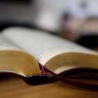 Un libro abierto sobre una mesa. Imagen de congerdesign en Pixabay