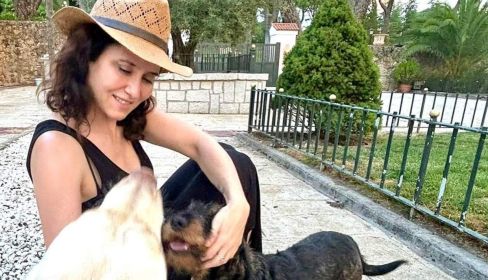 La presidenta de la Comunidad de Madrid, Isabel Díaz Ayuso, junto a dos perros, en una de las fotos de su perfil de Instagram.