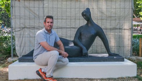 El restaurador y pintor de vítores Miguel García, junto a la escultura que acaba de restaurar en el parque de La Alamedilla. Fotos: Pablo de la Peña.