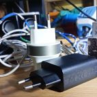 Varios cargadores y cables.
