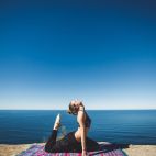Una mujer practica yoga con el mar al fondo. Imagen de Pexels en Pixabay