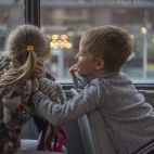 Dos niños rubios en un autobús. Imagen de Luda Kot en Pixabay