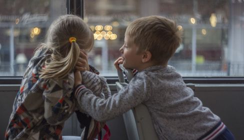 Dos niños rubios en un autobús. Imagen de Luda Kot en Pixabay