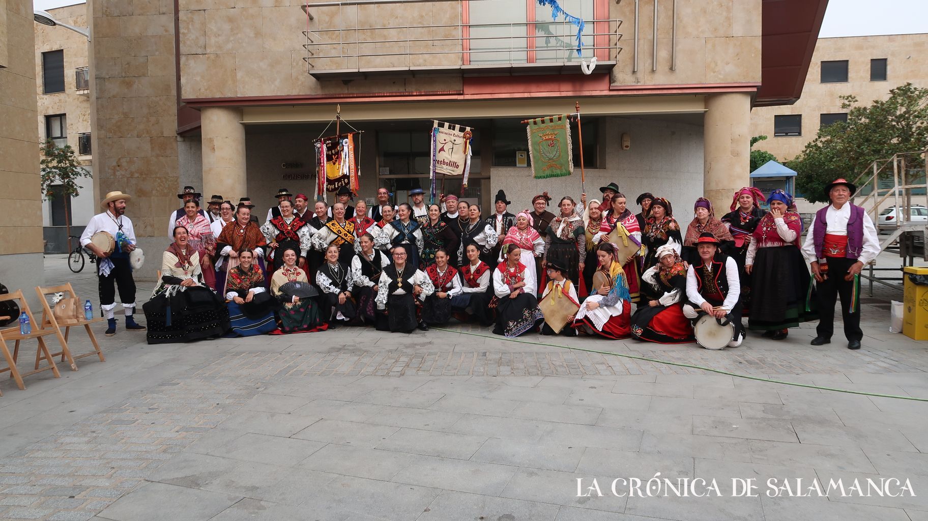 El XXIII Certamen Folclórico Nicomedes de Castro celebrado en Villamayor con la Asociación Cultural Tres Bolillos como anfitriones de los grupos Aguzo, de León, y Zangalejo, de Valladolid.