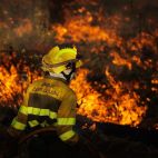Vicente/ICAL. Un bombero forestal en el incendio de El Payo. (Archivo)
