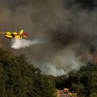 Vicente/ICAL. Un hidroavión, un camión de bomberos y las llamas del incendio de El Payo. (Archivo) 