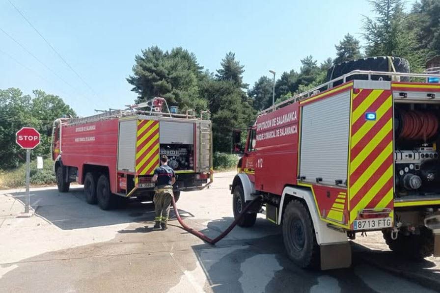 Dos camiones de bomberos de la Diputación de Salamanca. (ARCHIVO)