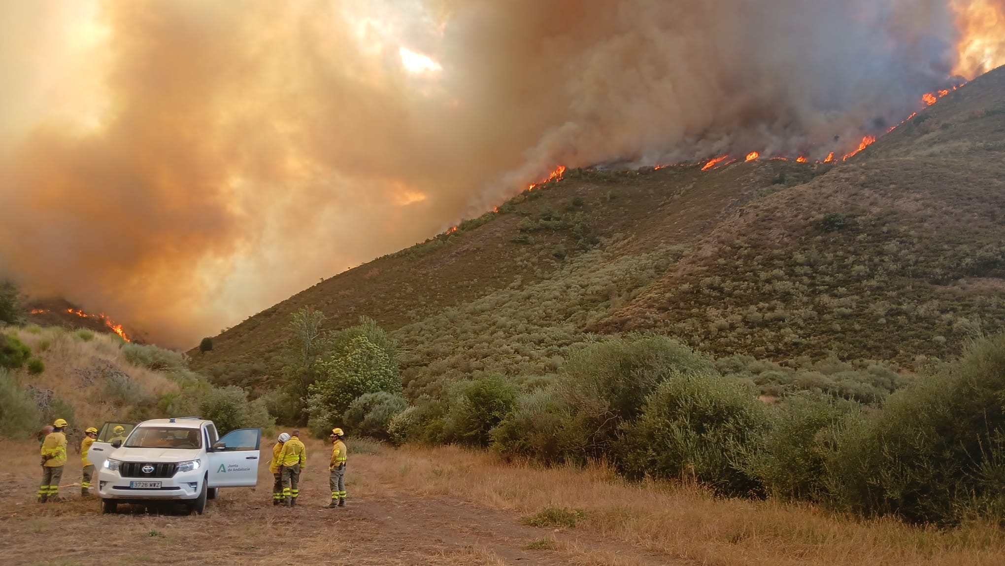 ICAL . Miembros de Infoca de Andalucía colaboran en la extinción del incendio de Barniedo de la Reina (León) 