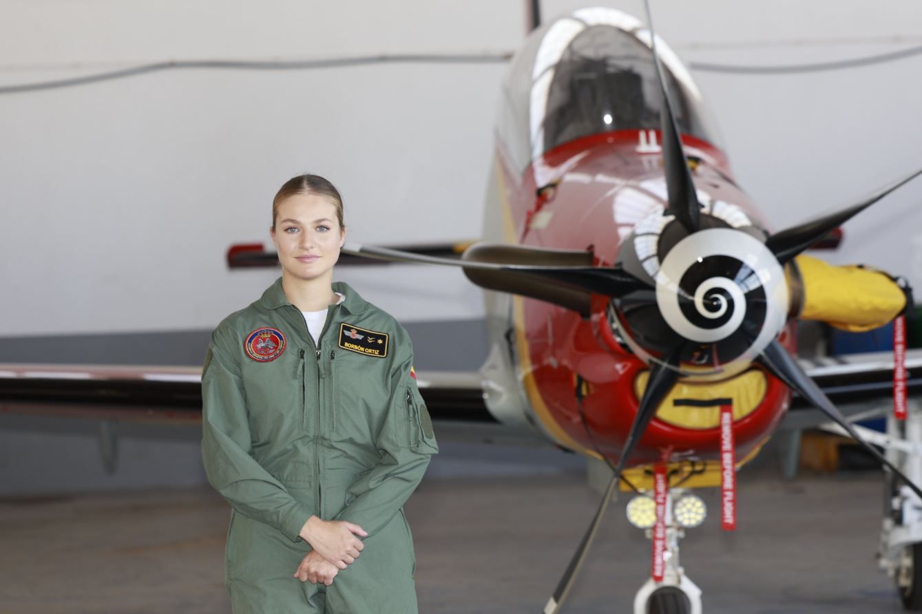 La Princesa Leonor se pone el mono de aviadora. Fotografía. Casa Real.