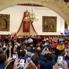 Los asistentes levantaron el teléfono móvil para inmortalizar el acto.