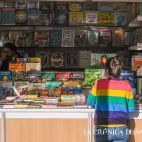Una persona ojea un libro en una de las librerías de la Feria del Libro de Antiguo y de Ocasión, en la Plaza Mayor. Fotografía. Pablo de la Peña. Una persona ojea un libro en una de las librerías de la Feria del Libro de Antiguo y de Ocasión, en la Plaza Mayor. Fotografía. Pablo de la Peña.