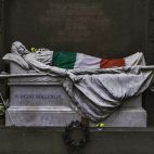 Una lápida de una tumba en un cementerio de Roma. Fotografía. Pablo de la Peña. 