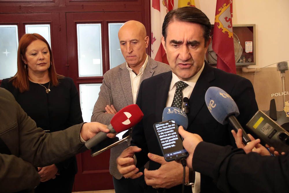 Peio García / ICAL. El consejero de Medio Ambiente, Vivienda y Ordenación del Territorio de la Junta de Castilla y León, Juan Carlos SUárez-Quiñones, clausura el Curso de formación de Policía Local sobre concentraciones humanas acompañado por el alcalde, José Antonio Díez y la directora de Protección Civil, Irene Cortés.