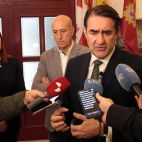 Peio García / ICAL. El consejero de Medio Ambiente, Vivienda y Ordenación del Territorio de la Junta de Castilla y León, Juan Carlos SUárez-Quiñones, clausura el Curso de formación de Policía Local sobre concentraciones humanas acompañado por el alcalde, José Antonio Díez y la directora de Protección Civil, Irene Cortés.