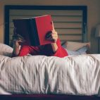 Una persona leyendo en la cama. Imagen de Wokandapix en Pixabay