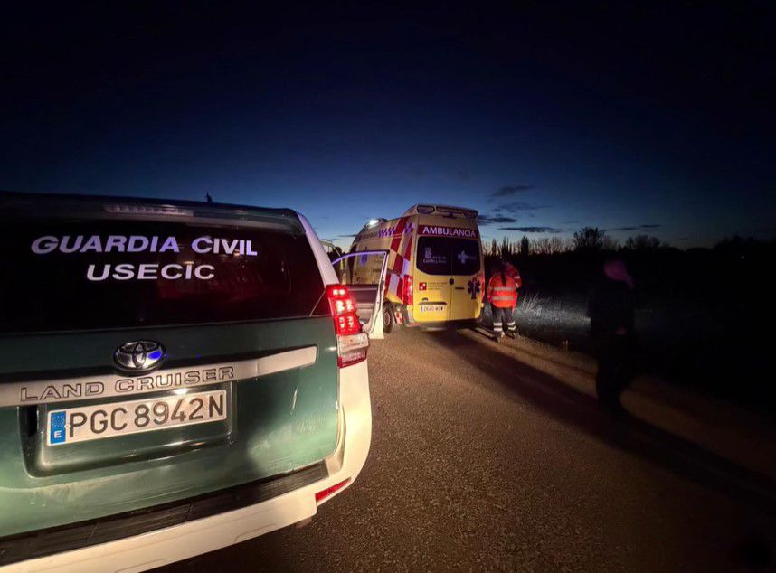 Un vehículo de la Guardia Civil y una ambulancia. (ARCHIVO) Un vehículo de la Guardia Civil y una ambulancia. (ARCHIVO)