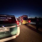 Un vehículo de la Guardia Civil y una ambulancia. (ARCHIVO)