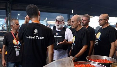 El chef José Andrés (cento de la imagen), durante una acción humanitaria de la organización fundada por él, World Central Kitchen, repartiendo comida en Gaza. Foto: Instagram.