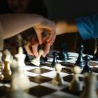 Una partida de ajedrez. Foto: Anastasia Shuraeva | Pexels.