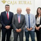 Los directivos de Caja Rural Salamanca y los responsables de la nueva oficina.