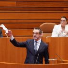 El portavoz de Vox en las Cortes de CyL, David Hierro, muestra su papel arrugado por Mañueco, en el debate de política general de marzo. (Ical)