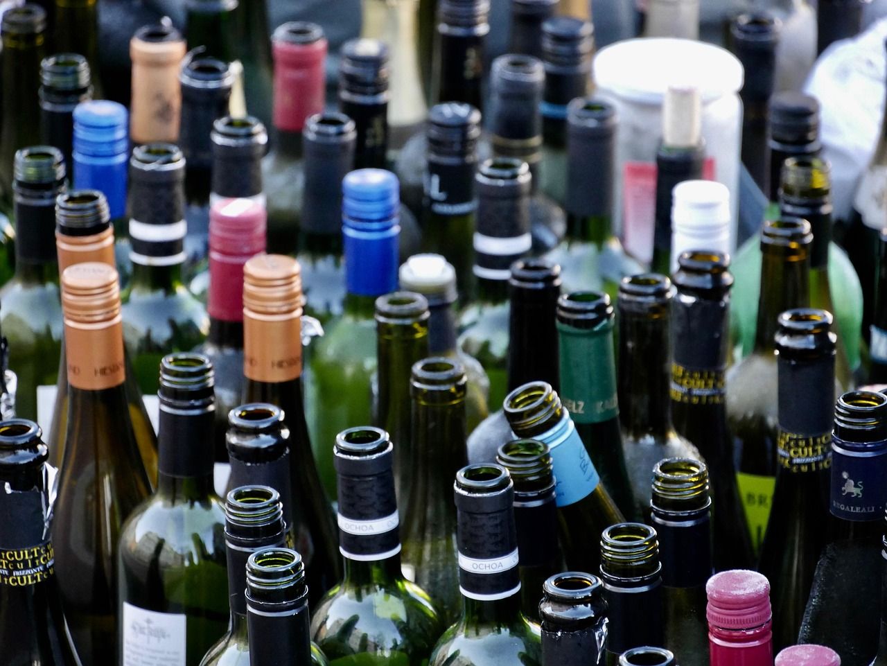 Botellas. Imagen de pix24 en Pixabay