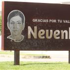 La placa homenaje a Nevenka Fernández en Ponferrada apareció rociada de ácido en 2023. (Ical)
