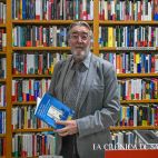 Enrique Bonete presentó 'Querido profe, me invaden las tinieblas. Diálogos sobre cómo vivir y morir', en la librería Víctor Jara. Fotografía. Pablo de la Peña. 