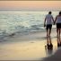 Una pareja paseando por la playa.