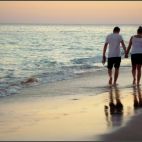 Una pareja paseando por la playa.
