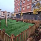 Césped artificial en la renovada zona de juegos infantiles en la calle del Doctor Navarro del barrio Vidal.