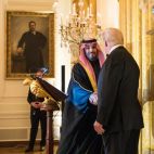 Trump recibe en la Casa Blanca al jeque de Arabia Saudi Mohamed bin Salmán.