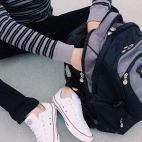 Una joven mira en su mochila. Imagen de WOKANDAPIX en Pixabay