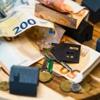 Las llaves de una vivienda sobre varios billetes y monedas de euro. Foto: Jakub Zerdzicki | Pexels.