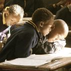 Niños estudiando en un escuela. Imagen de Andre en Pixabay