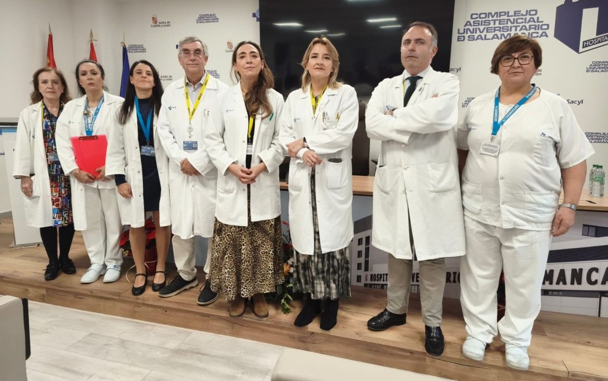 Profesionales sanitarios vinculados al servicio de oncohematología del Complejo Asistencial Universitario de Salamanca, entre ellos, el jefe del servicio de oncología médica, Emilio Fonseca (4º por la izqda.) y la gerente del hospital, Carmen Rodríguez Pajares (5ª por la izqda). Foto: I.H.
