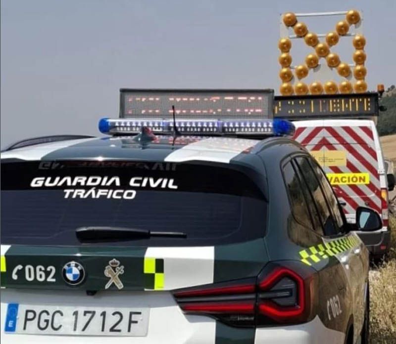 La Guardia Civil señaliza un accidente. Fotografía. Guardia Civil (ARCHIVO)