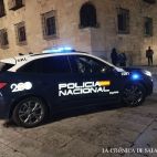 Un coche de la Policía Nacional, en el centro de Salamanca.