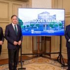 Pedro Martínez, concejal de Promoción Económica, Comercio, Mercados y Juventud, Carlos García Carbayo, alcalde de Salamanca, y Fernando Rodríguez, concejal de Hacienda, Régimen Interior y Contratación. (Archivo)
